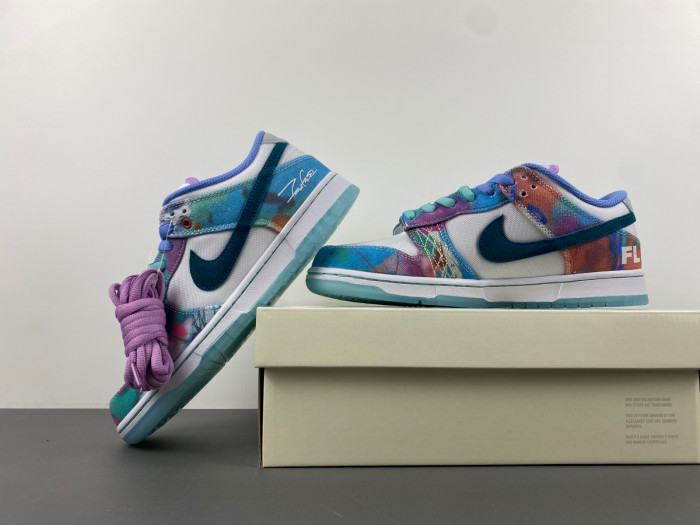 futura laboratories x nike dunk low sb
