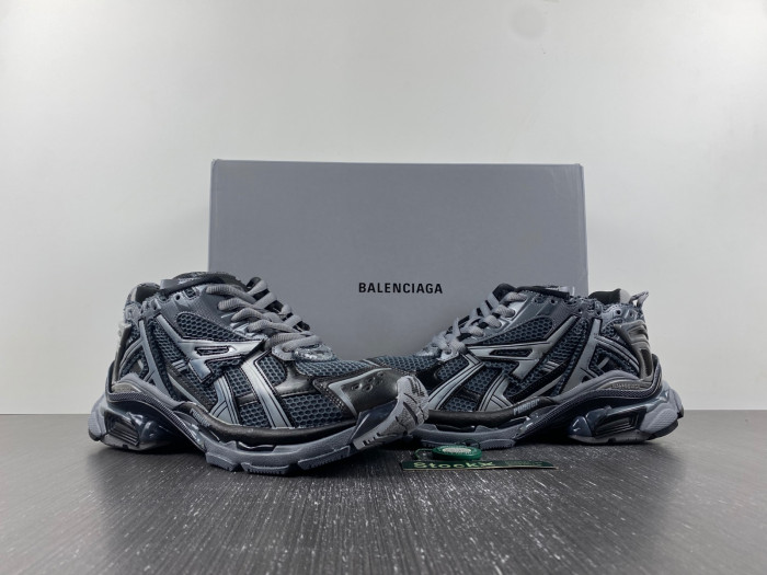 Ba*len*cia*ga runner sneaker