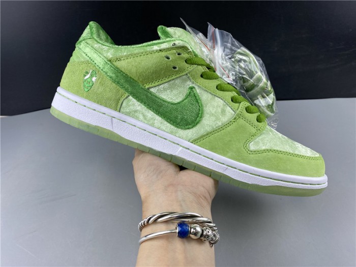 nike dunk sb low strangelove green ct2552-300